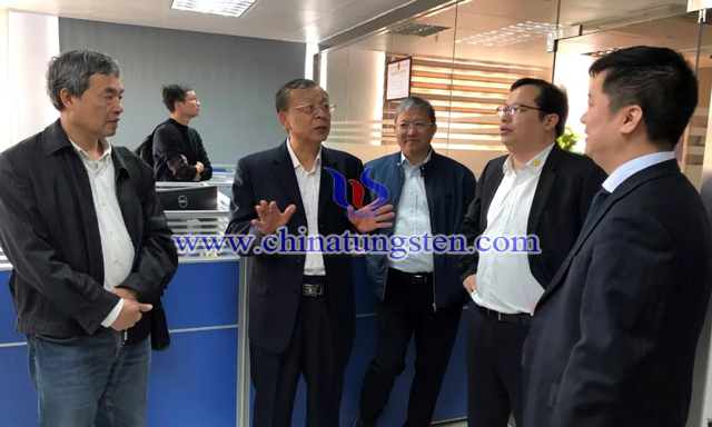 與會(huì)代表到東莞市數(shù)控刀具行業(yè)協(xié)會(huì)座談交流,並參觀國(guó)家模具產(chǎn)品品質(zhì)監(jiān)督檢驗(yàn)中心