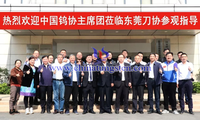 與會(huì)代表到東莞市數(shù)控刀具行業(yè)協(xié)會(huì)座談交流,並參觀國(guó)家模具產(chǎn)品品質(zhì)監(jiān)督檢驗(yàn)中心