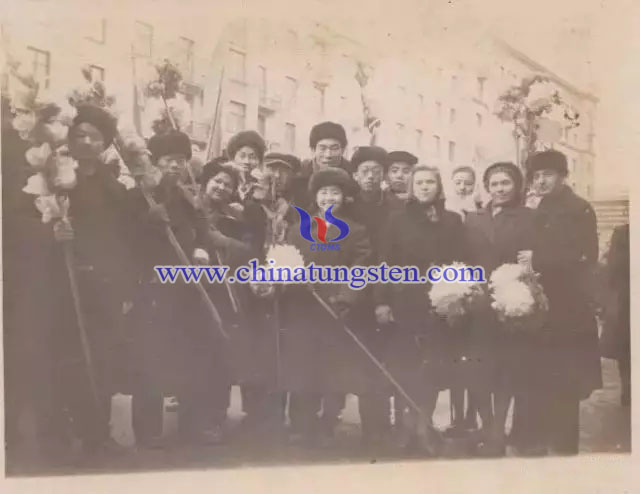 1955年11月,在莫斯科實(shí)習(xí)的學(xué)員參加十月革命勝利38周年慶典