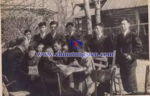 1956年,學(xué)員在蘇聯(lián)老師家做客