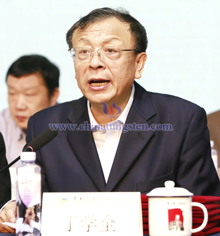丁學全作理事會工作報告《新起點、新?lián)敗⑿伦鳛椋瑠^力開創(chuàng)鎢行業(yè)高質量發(fā)展新局面》